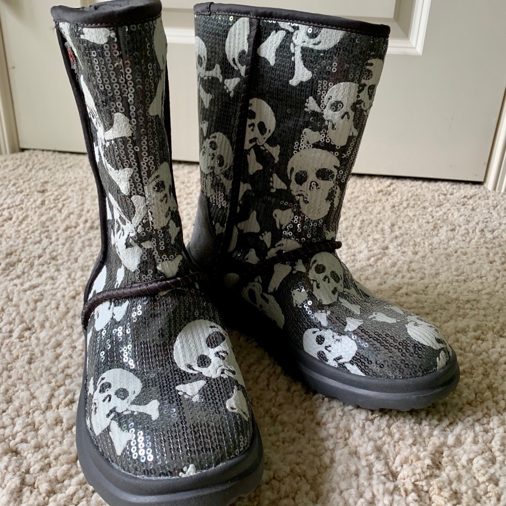 UGG sequins and crossbones size 6